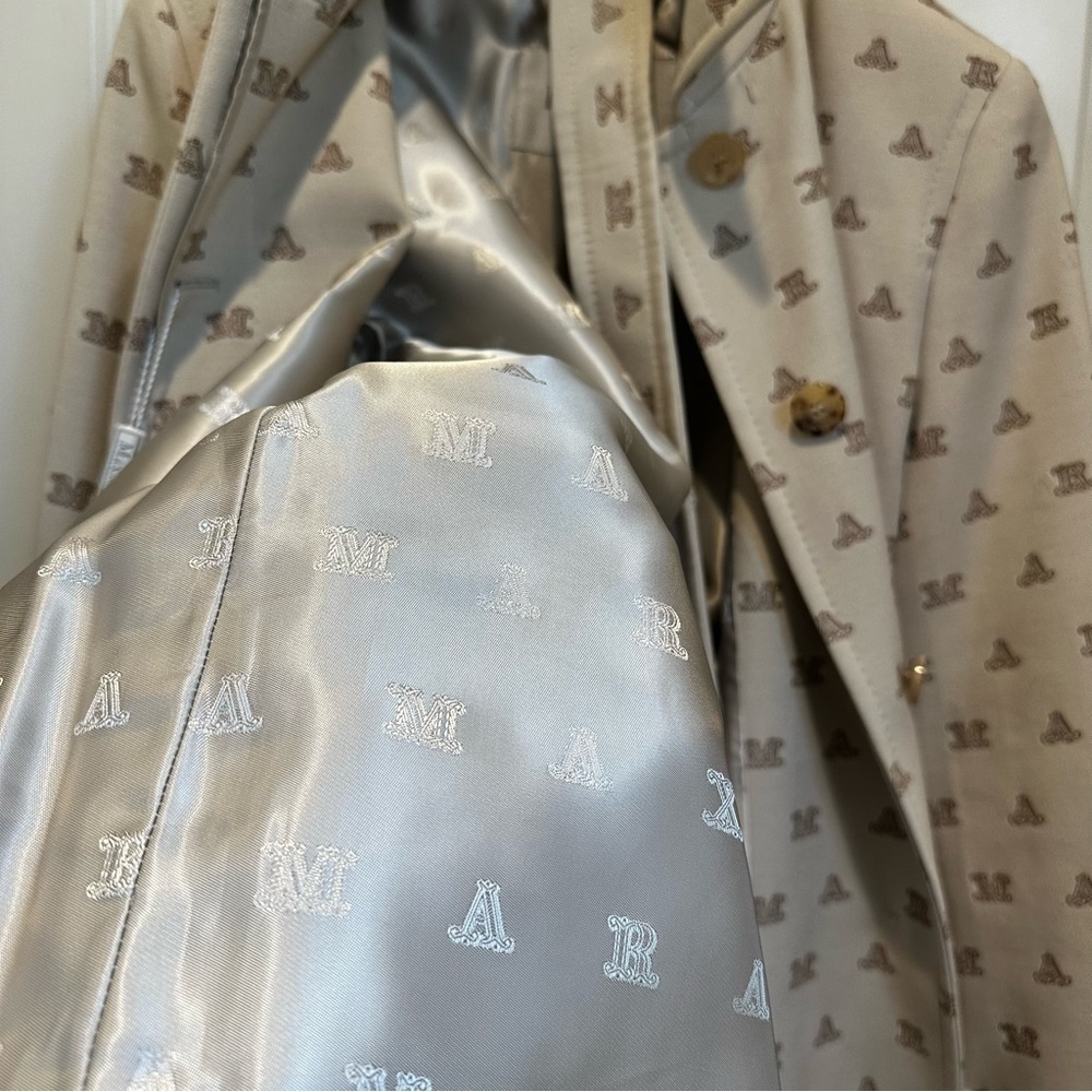 SOLD! MAX MARA FULL LOGO TRENCH COAT SIZE: US6 IT40 NEW WITH TAG FALL/WINTER - Picture 16 of 16